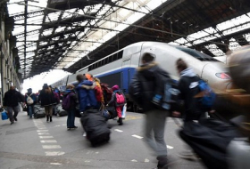 10 arrests in Paris, bomb threat closes train station